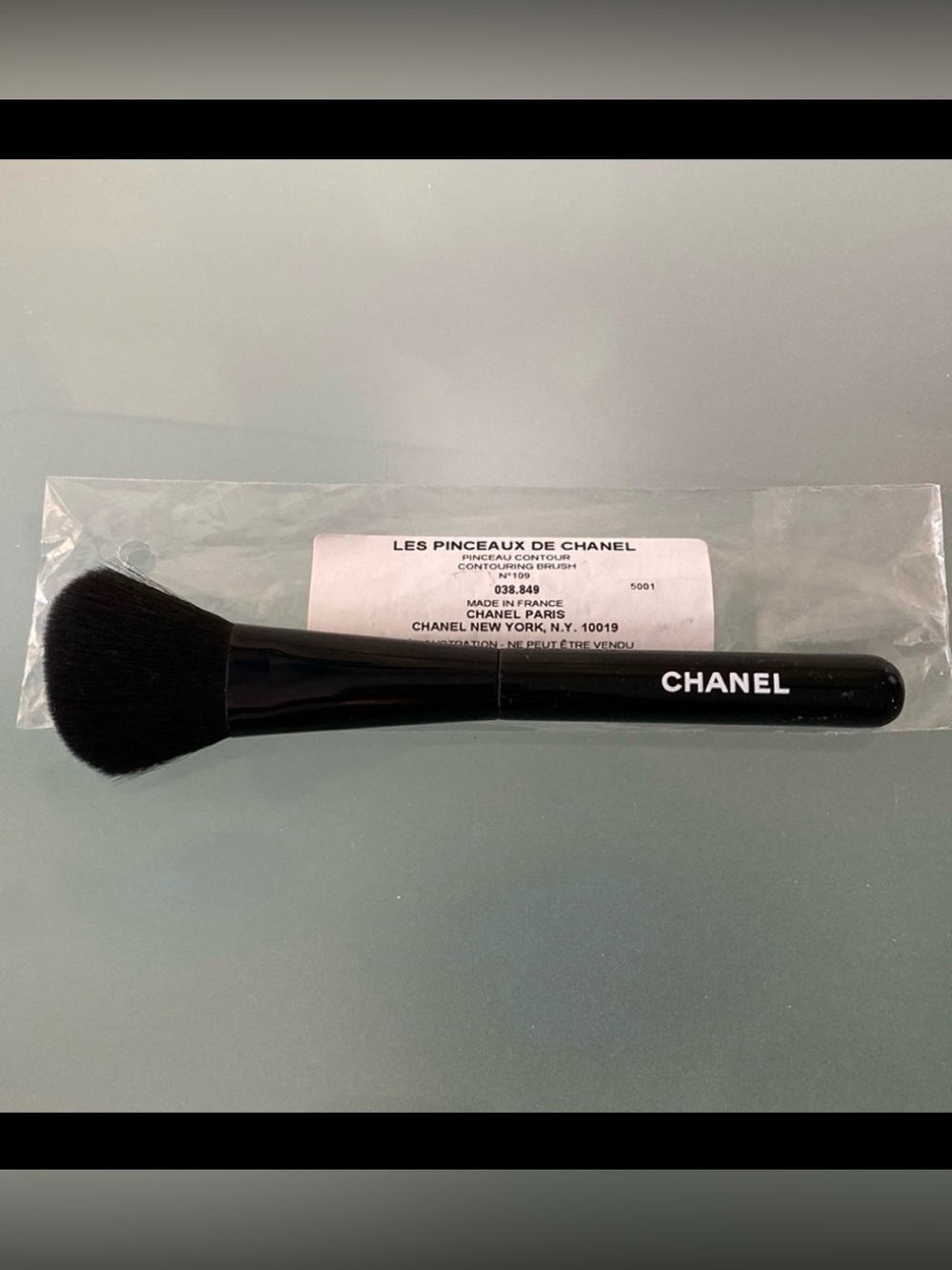 NEW AUTH CHANEL
LES PINCEAUX DE CHANEL
Contouring Brush N°109